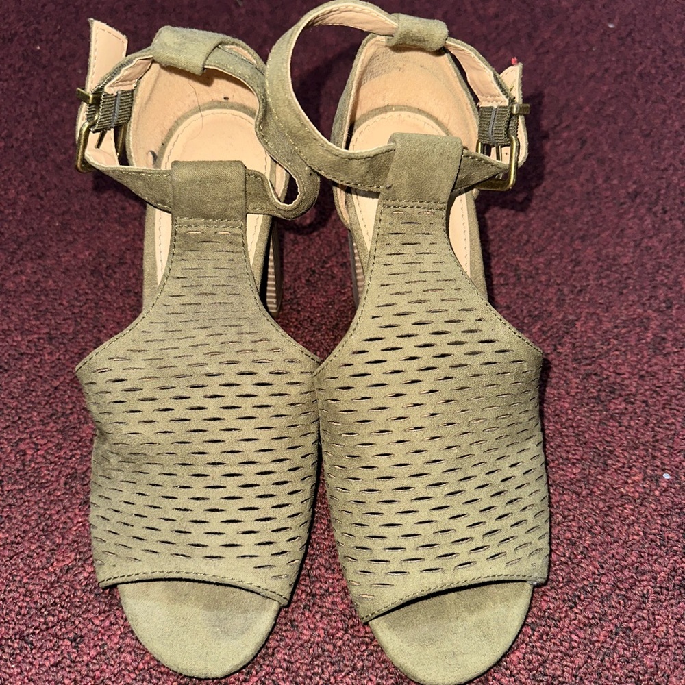Express size 7 textile heels